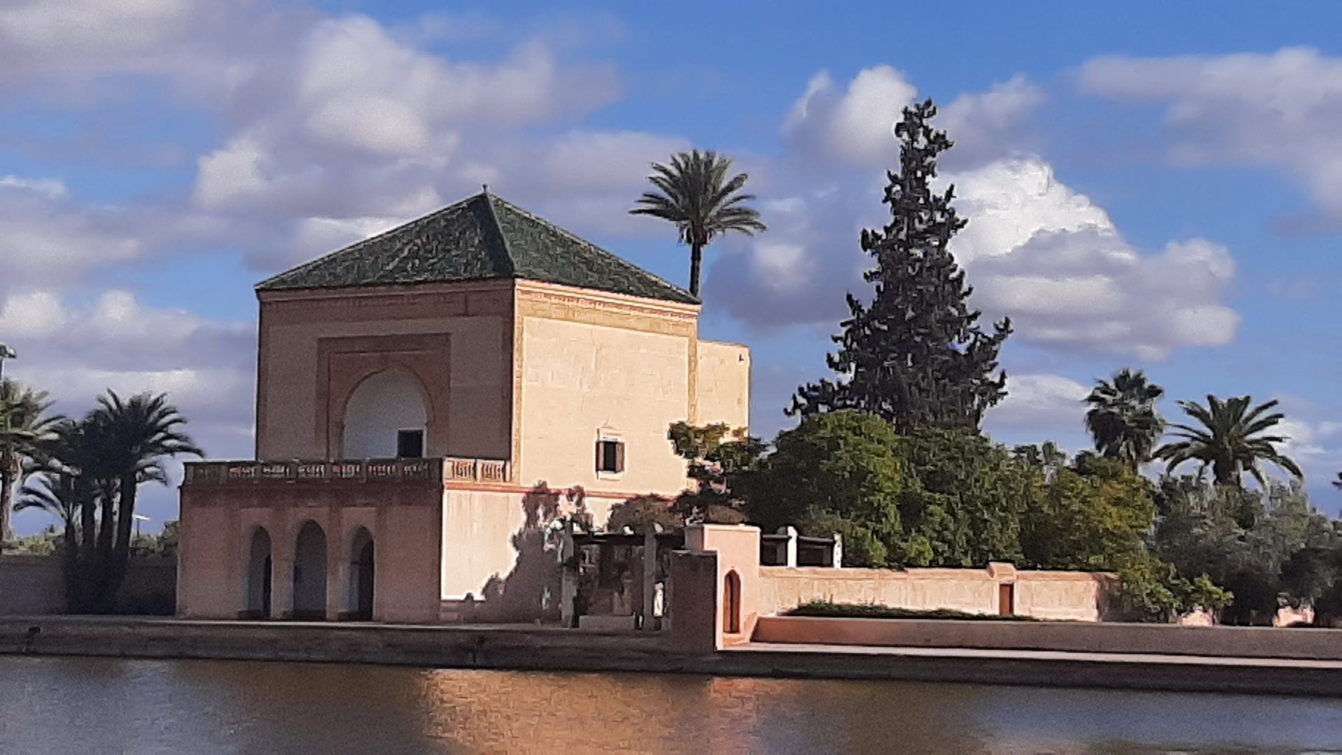 Palais avec végétation luxuriante