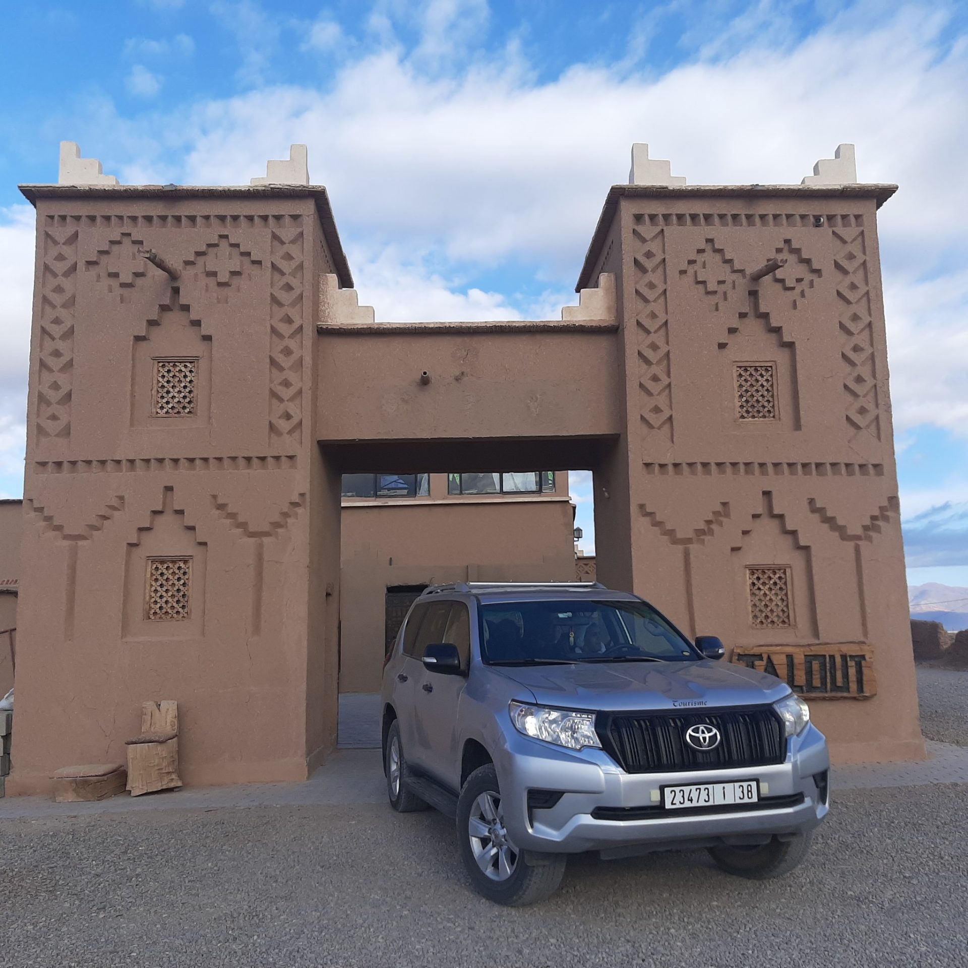 Bâtiment en terre et voiture