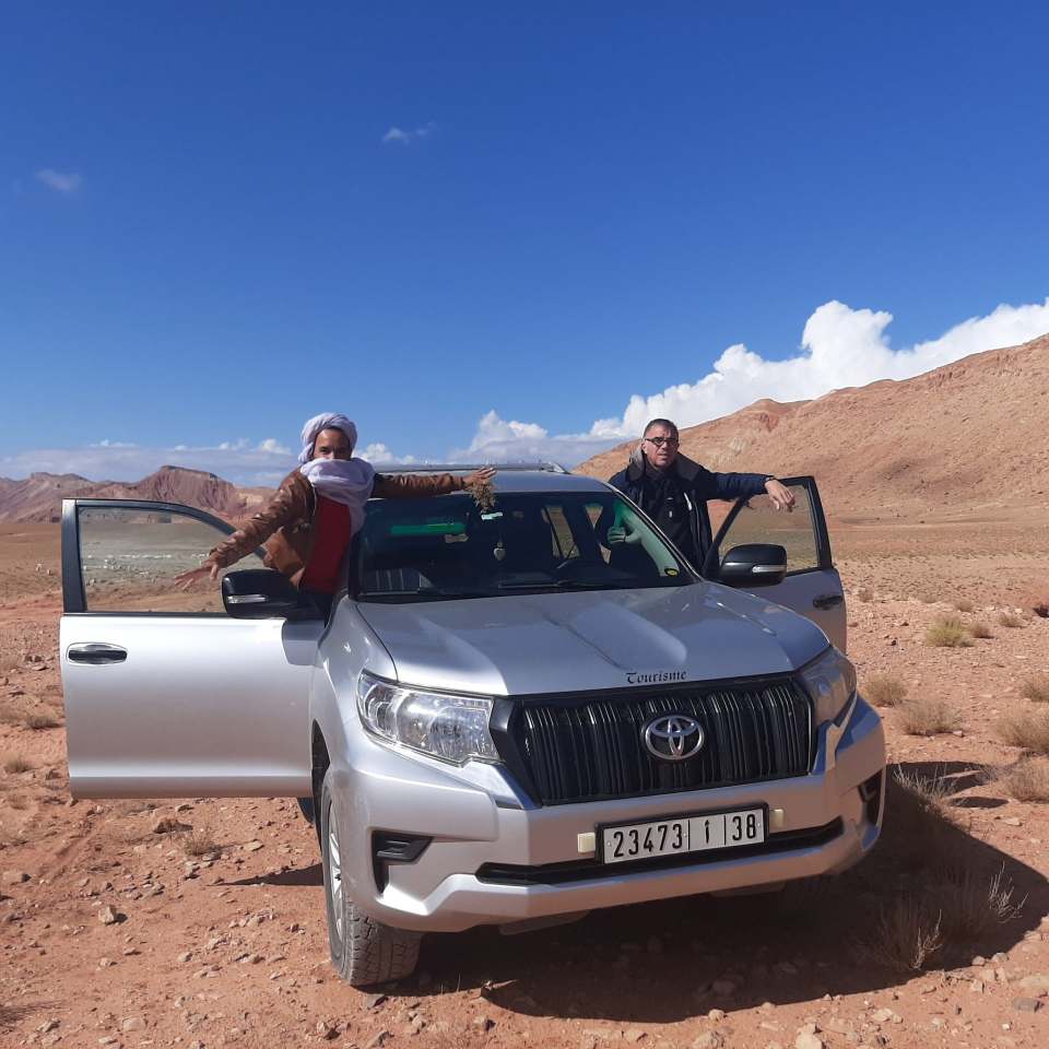 Deux personnes devant un véhicule au Maroc