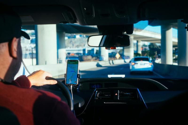 persona conduciendo un auto